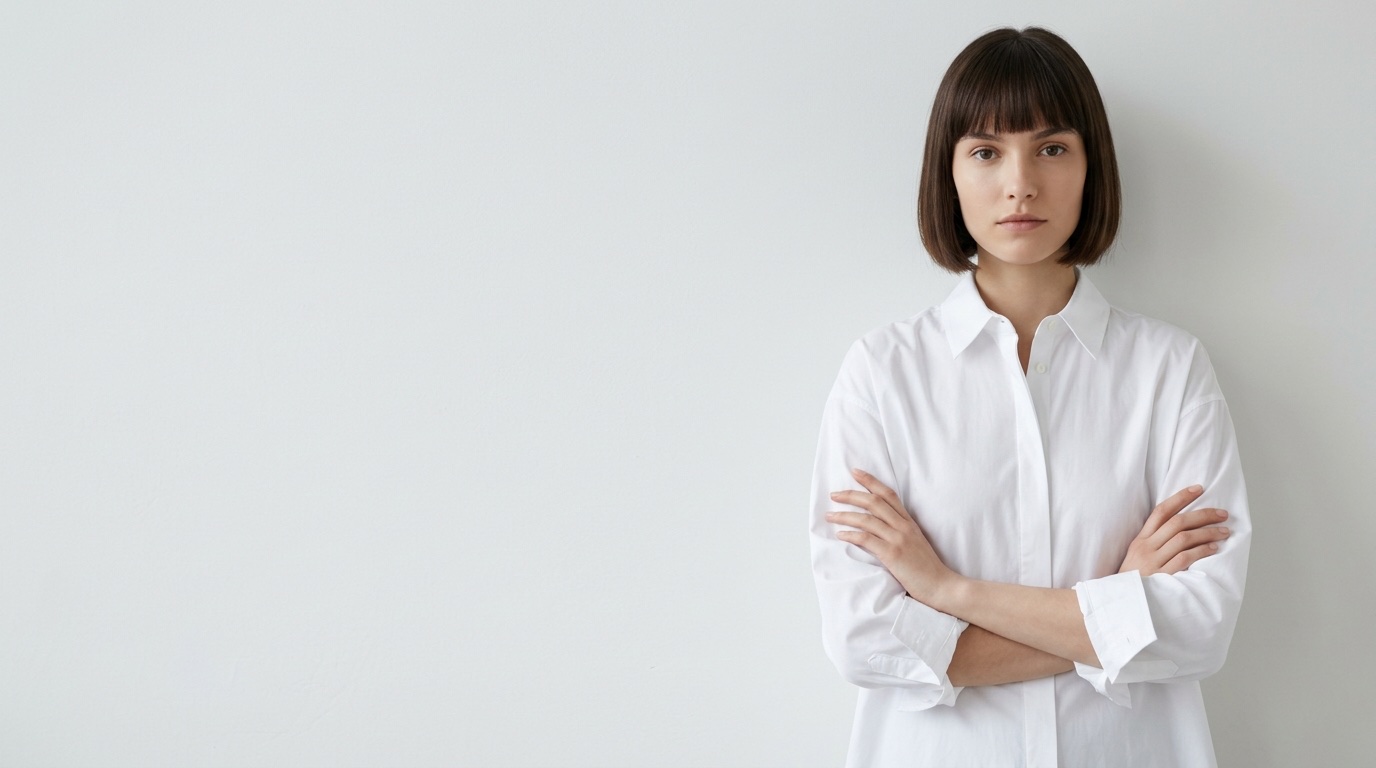 Modelo con bob oscuro y camisa blanca